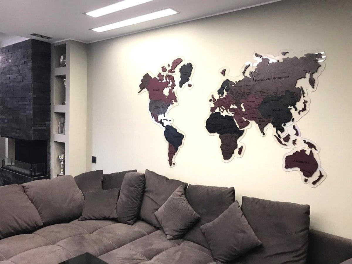 Карта мира на стене в интерьере