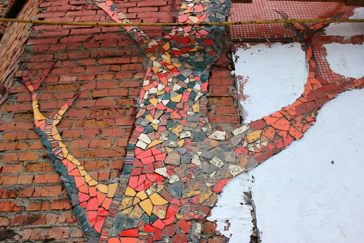 Мозаика из битой плитки на стене