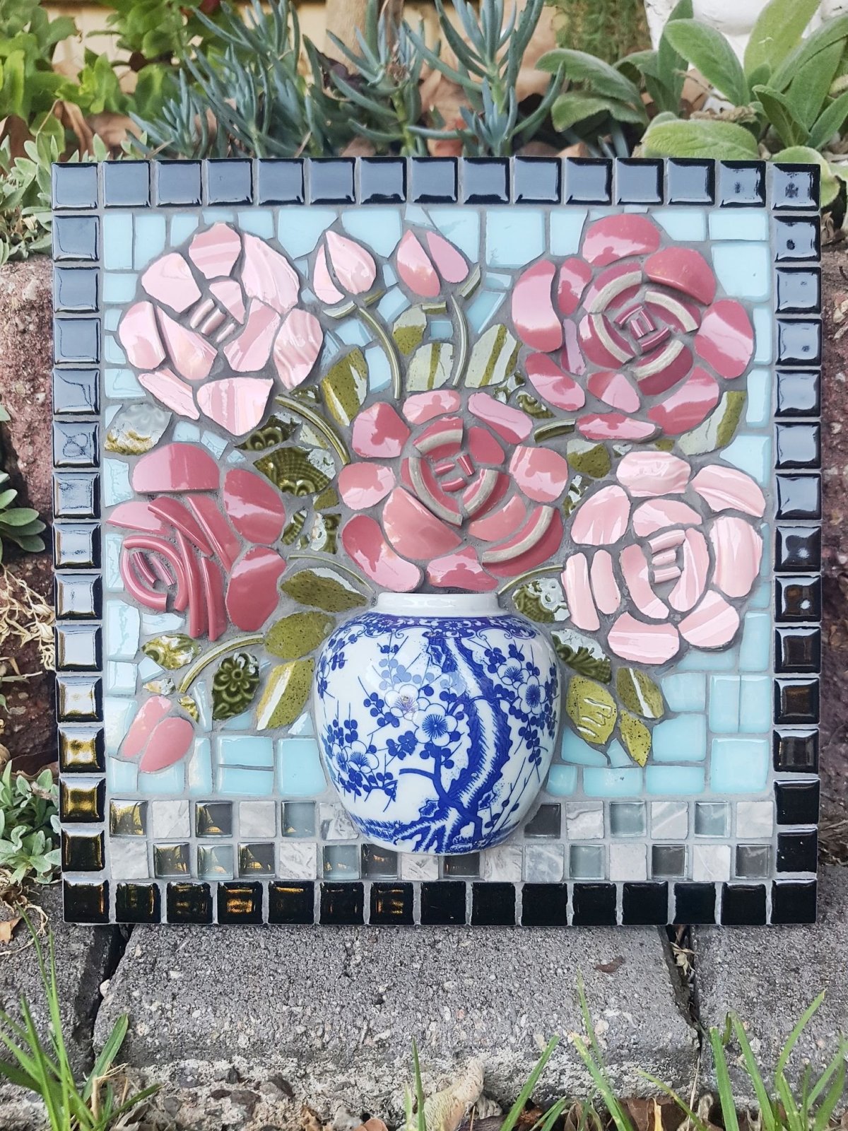 Мозаика из плитки в саду