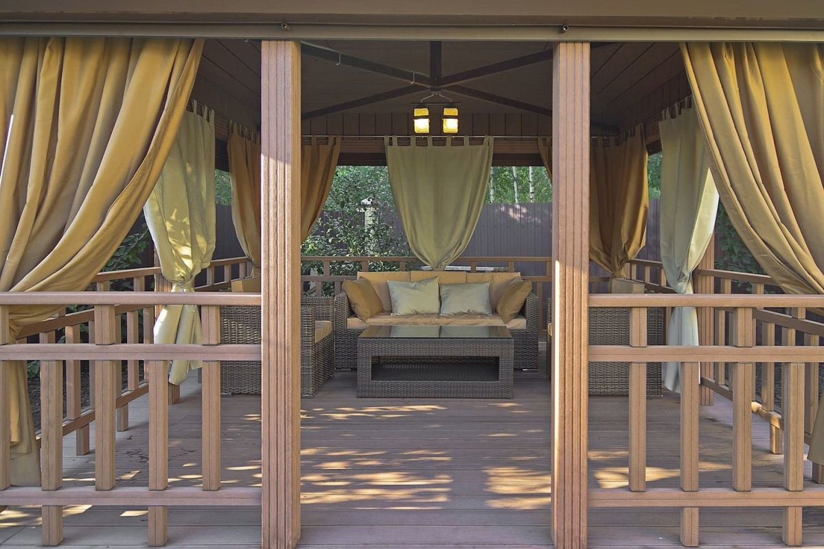 Деревянная беседка со шторами