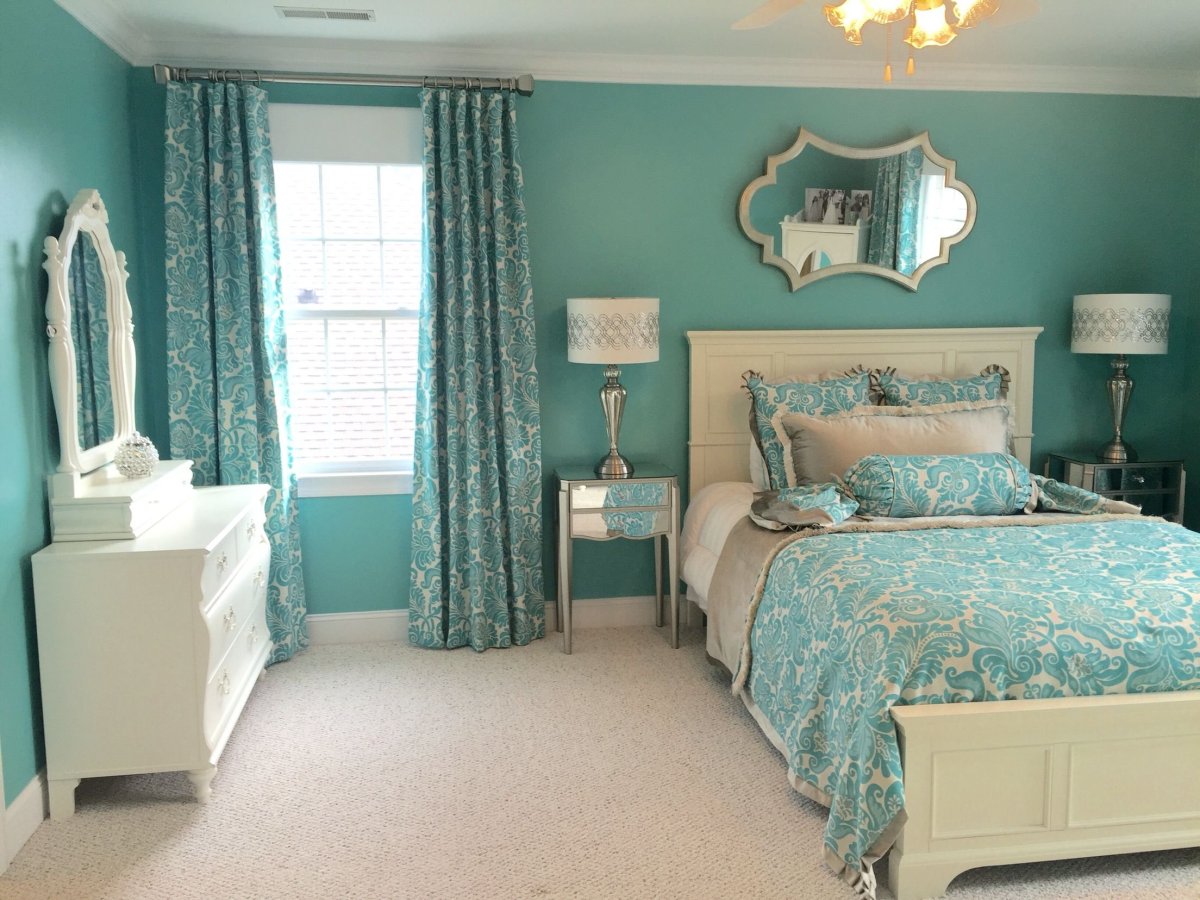 Спальня в бирюзовых тонах