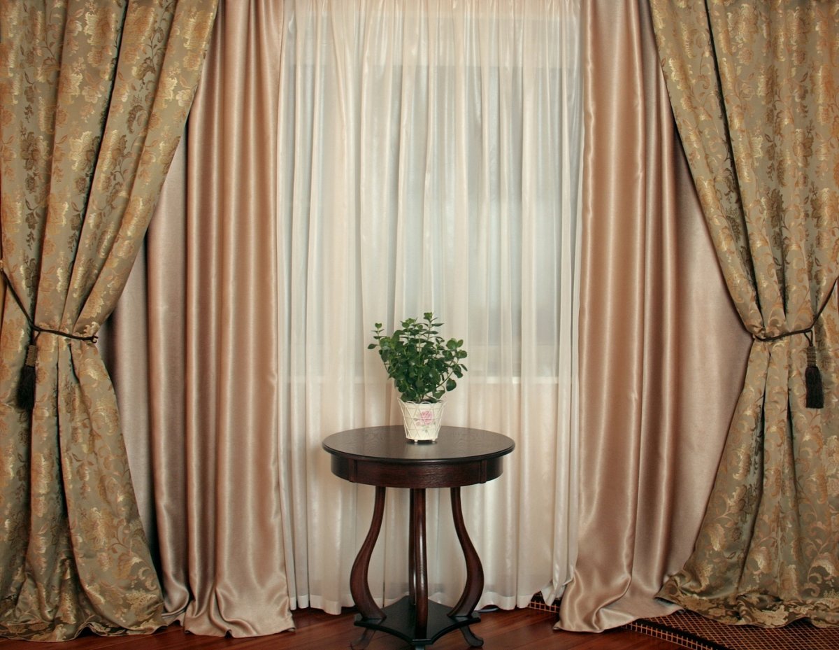 Бежевые шторы в интерьере