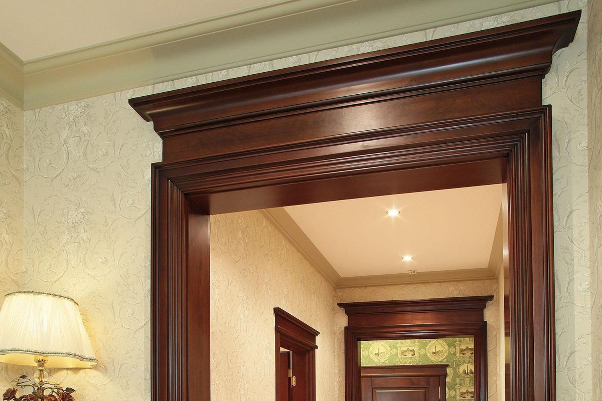 Отделка дверей наличниками