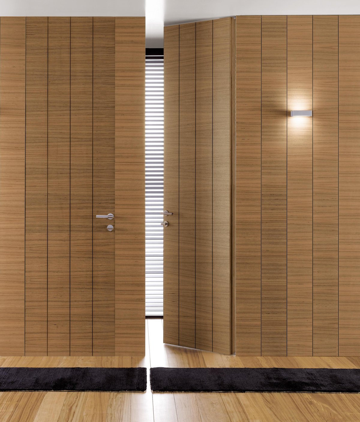 Деревянная дверь невидимка