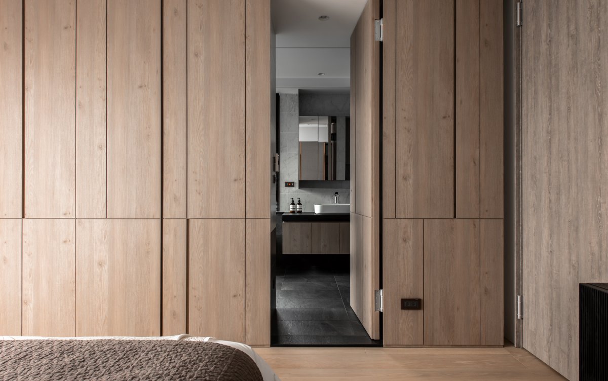 Скрытая дверь в шкафу