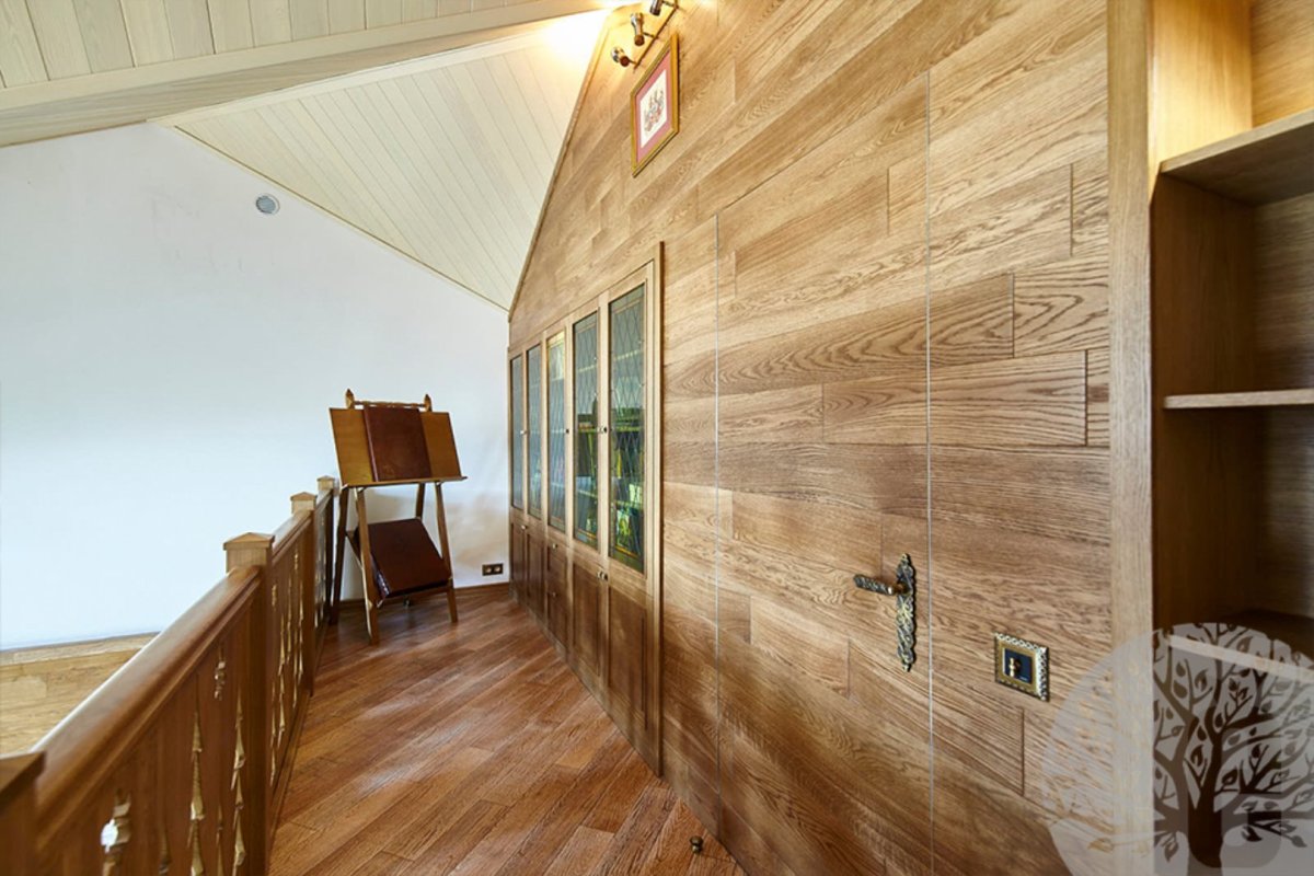 Скрытая дверь в деревянной панели