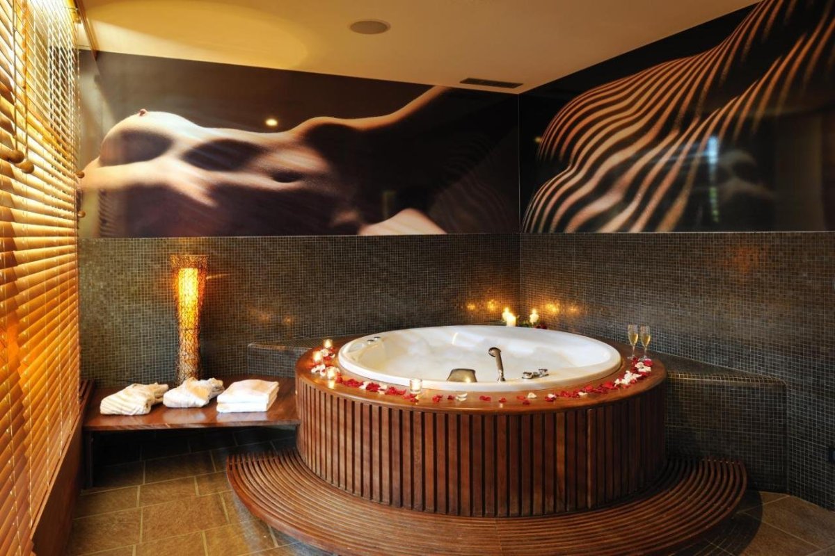 Интерьер джакузи в комнате