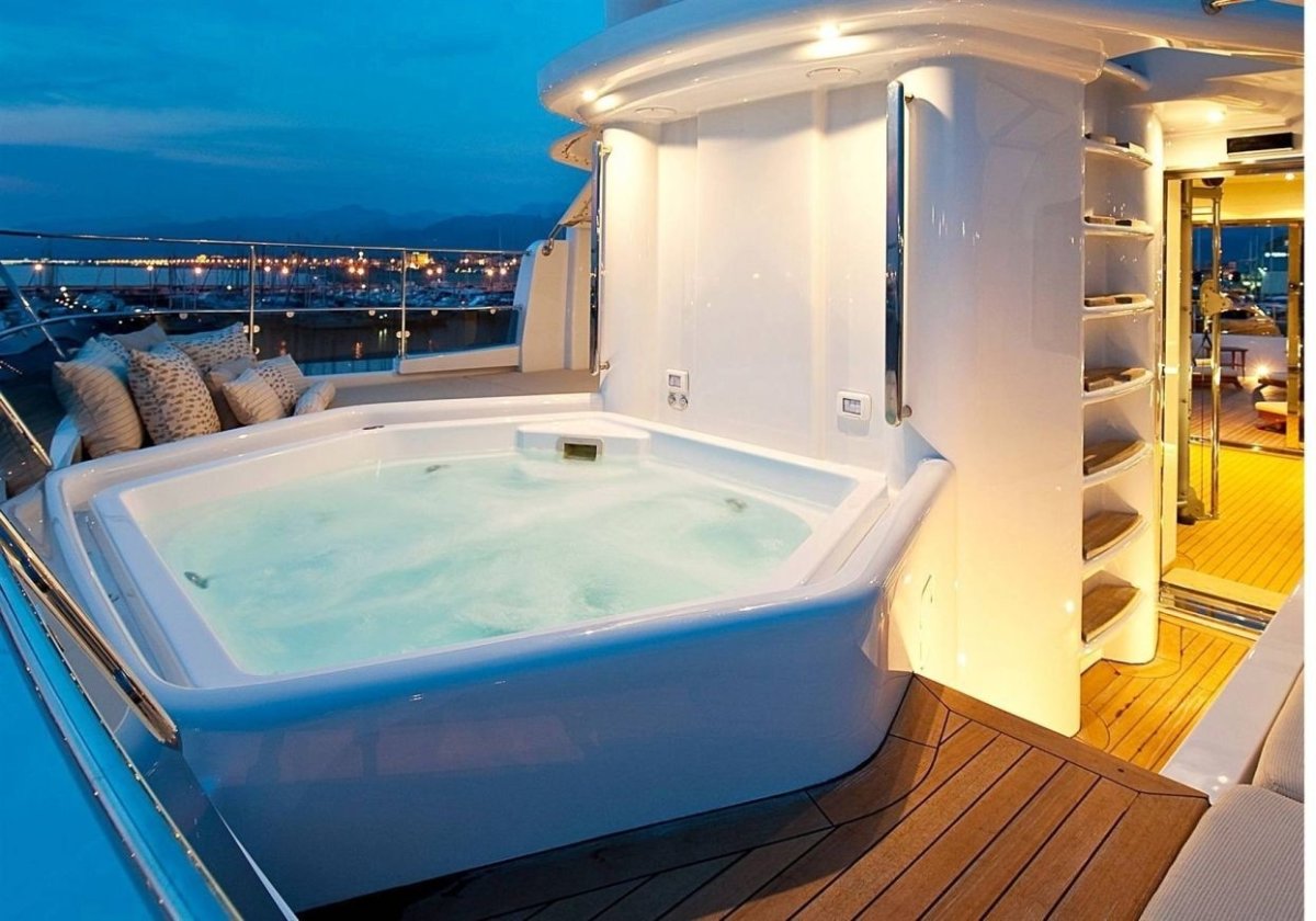 Бассейн с джакузи