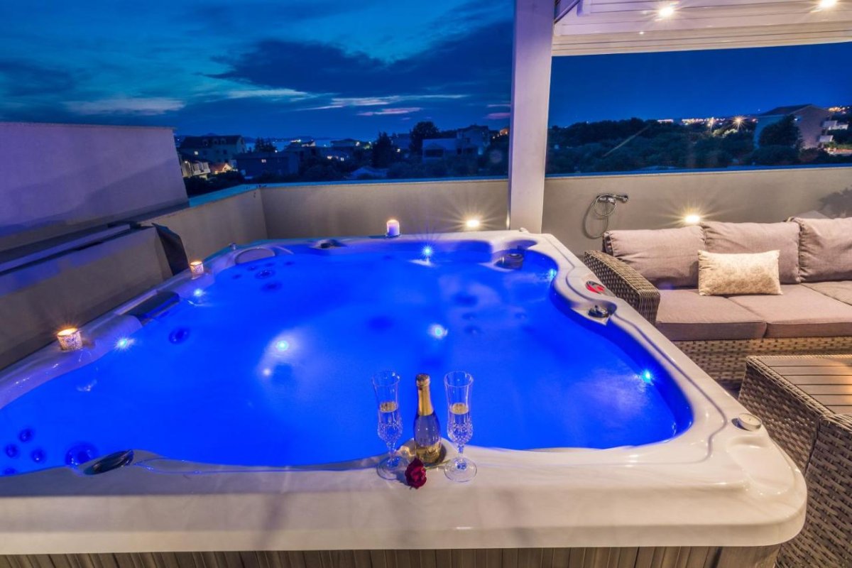 Огромное джакузи