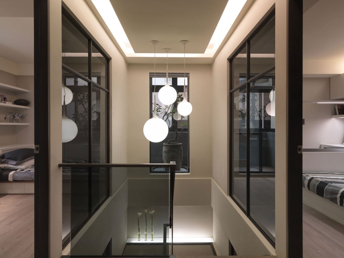 Светильники в интерьере коридора