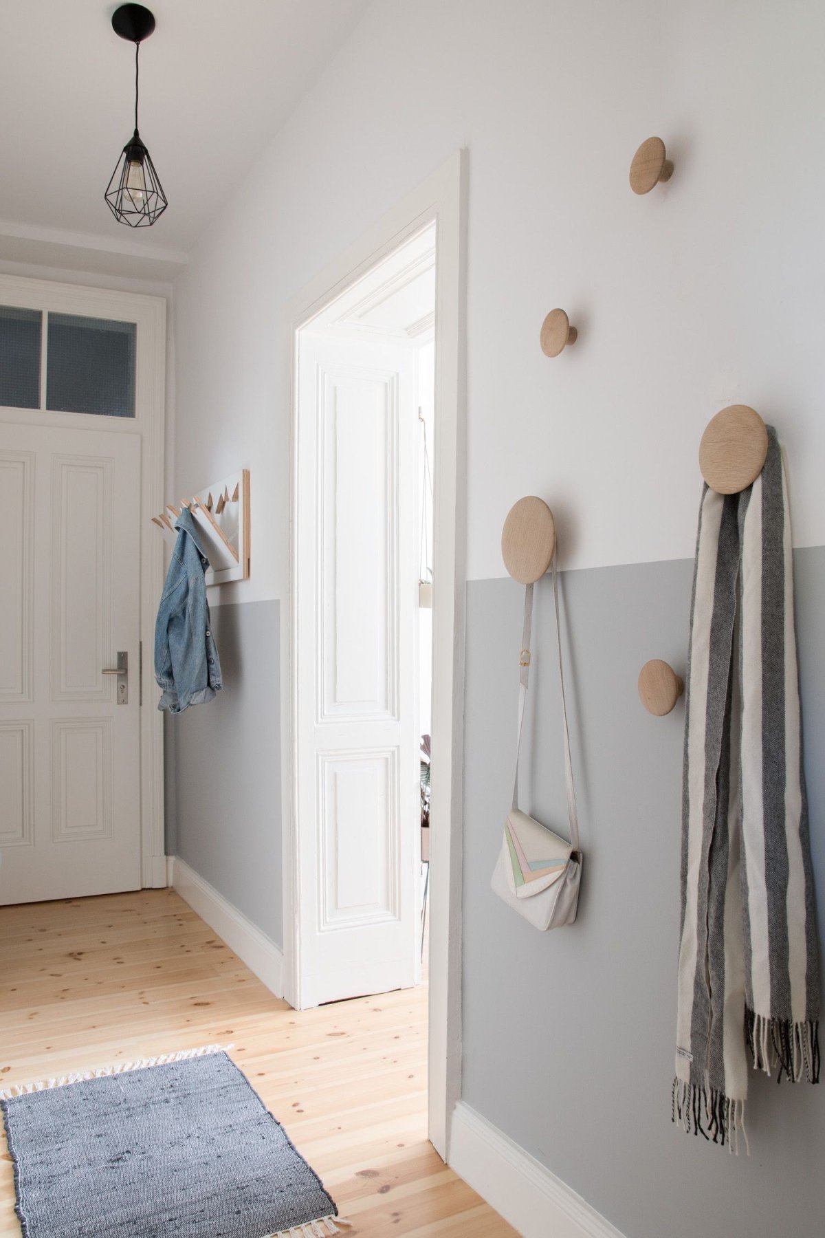 Окрашенные стены в прихожей