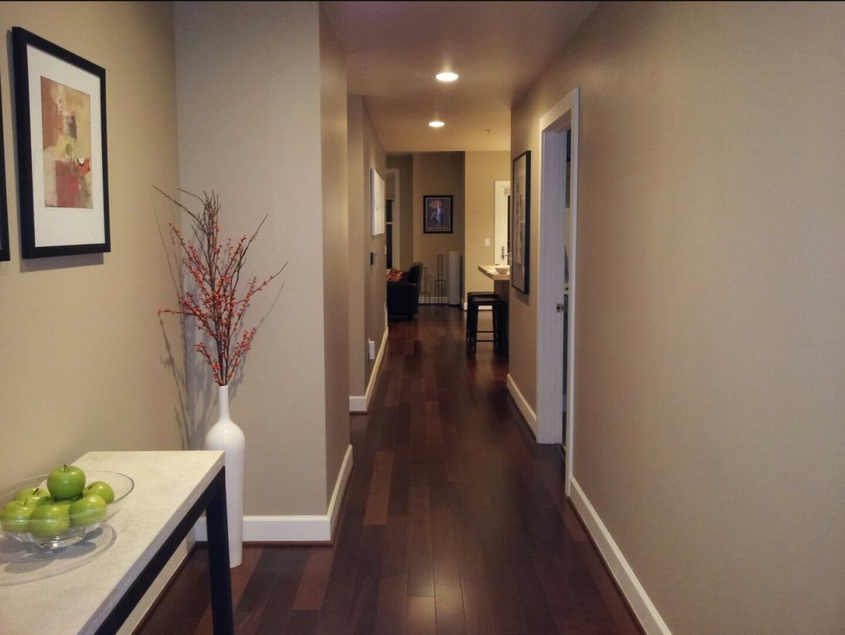 Крашеные стены в прихожей