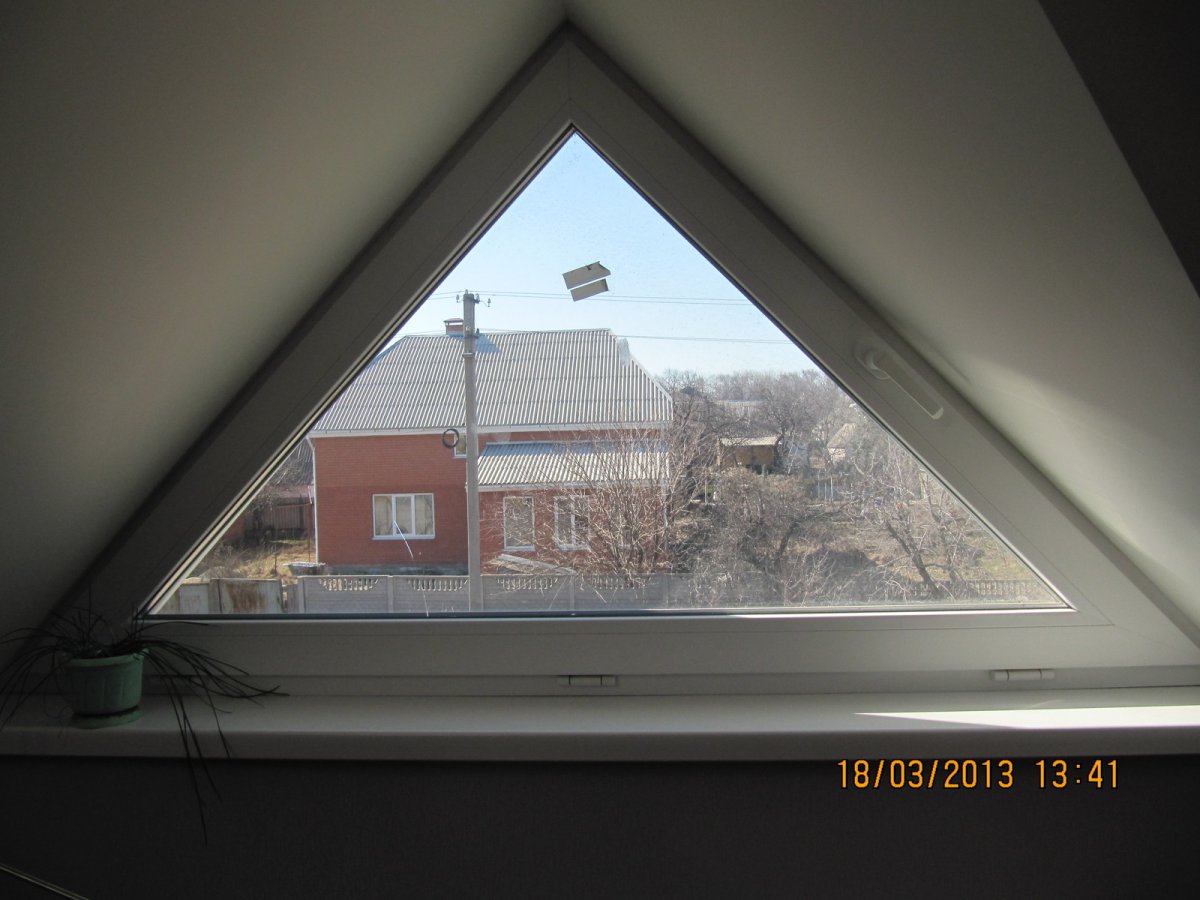 Треугольное окно на чердаке
