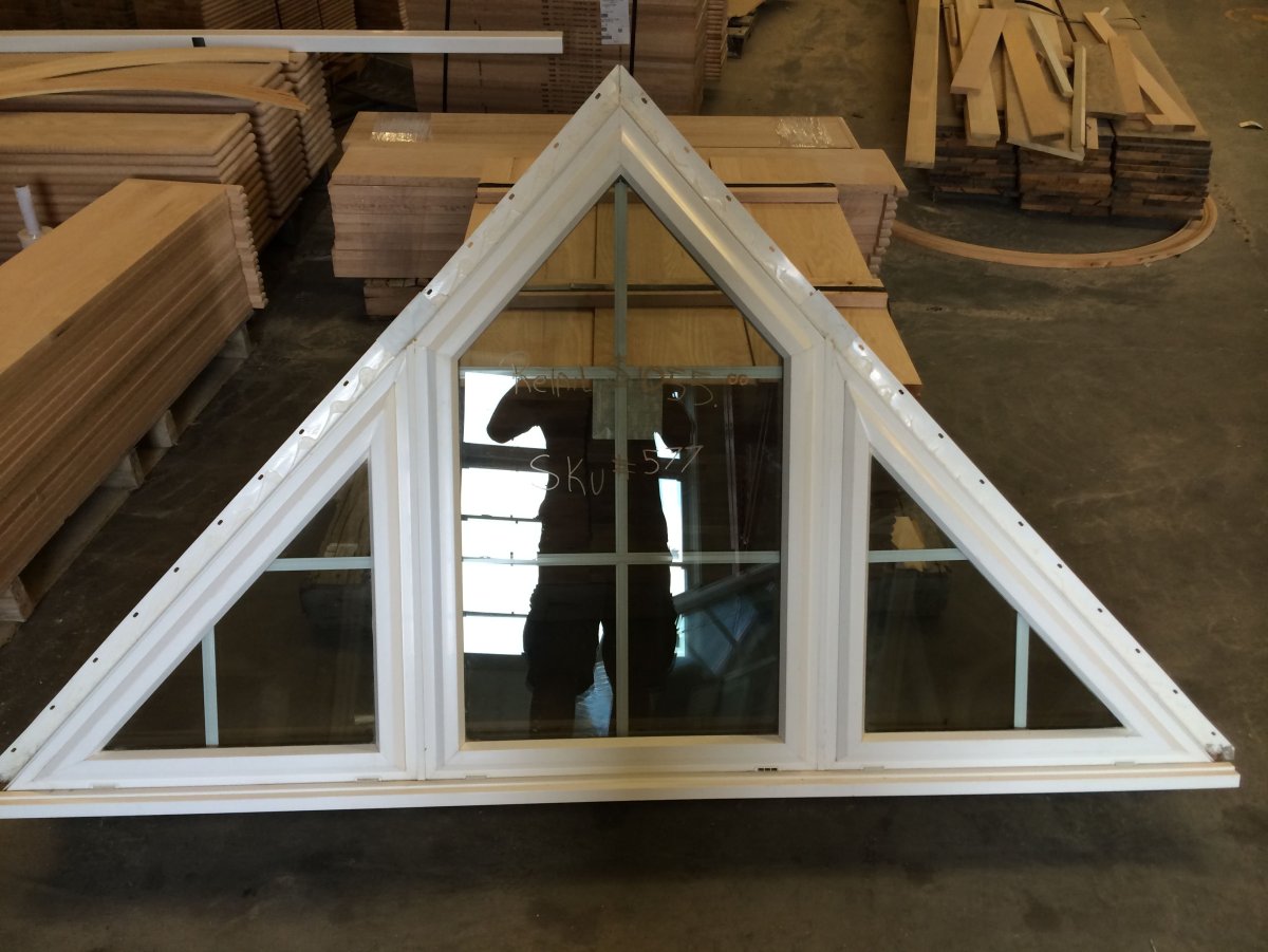 Треугольное деревянное окно