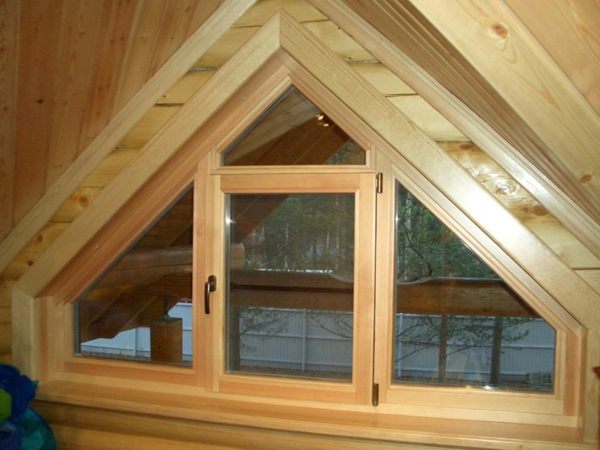 Треугольное деревянное окно