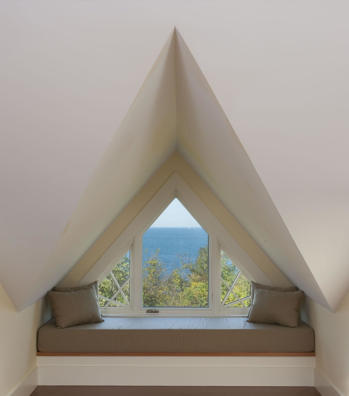 Треугольное мансардное окно
