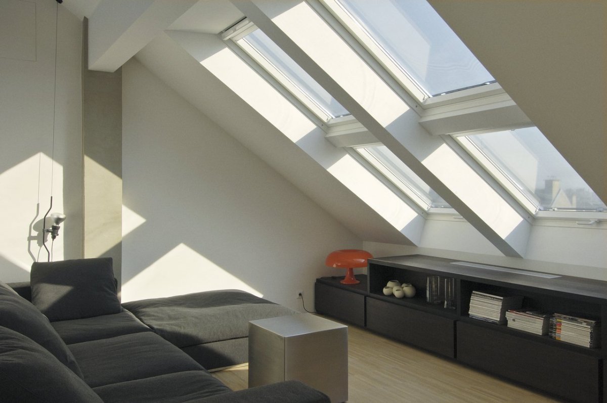 Треугольное окно на мансарде