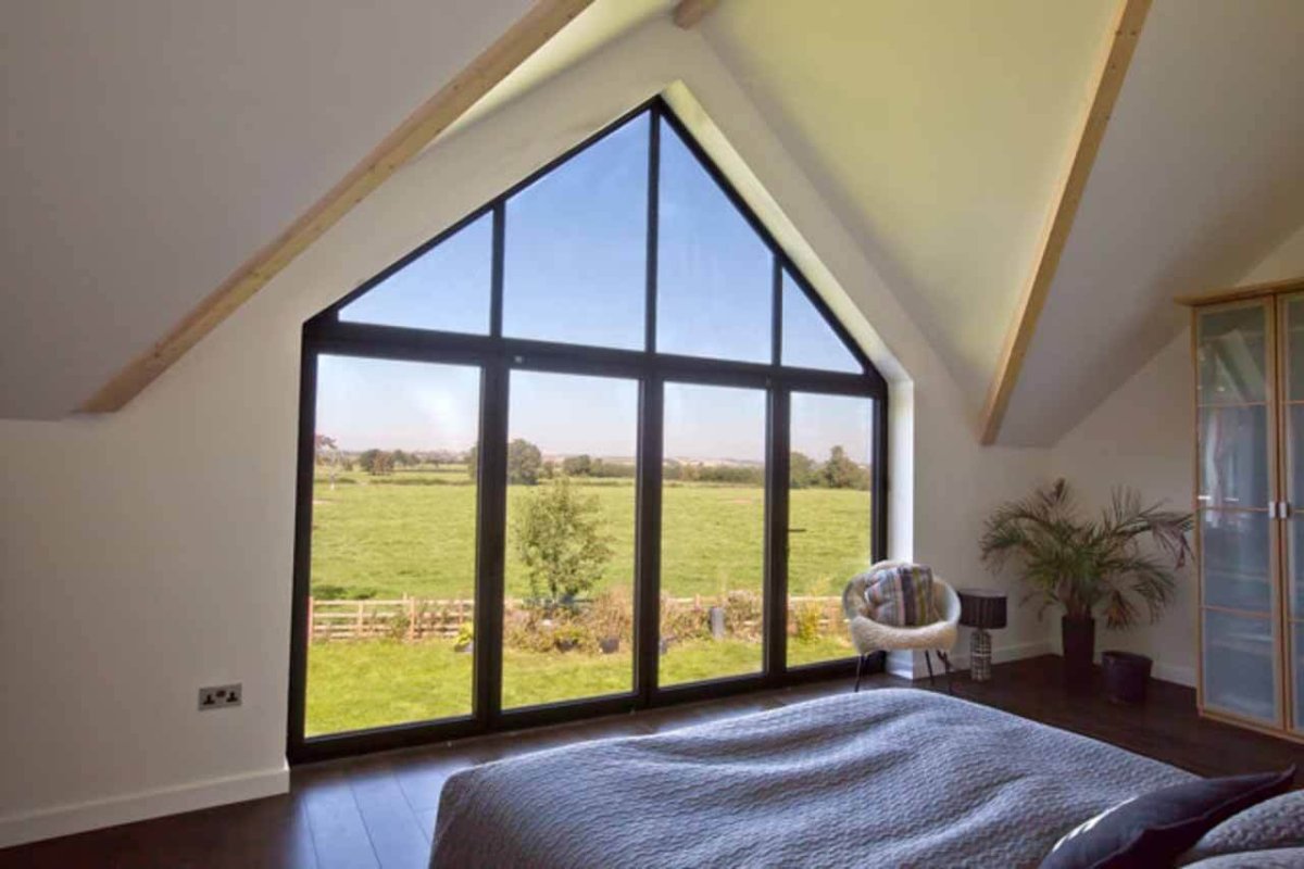 Мансарда с витражными окнами