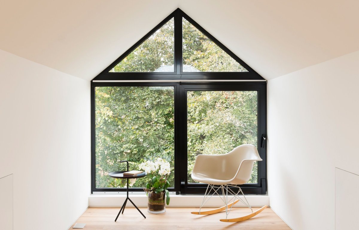 Треугольные пластиковые окна