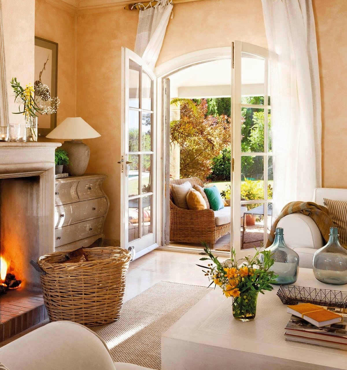 Камин в средиземноморском стиле