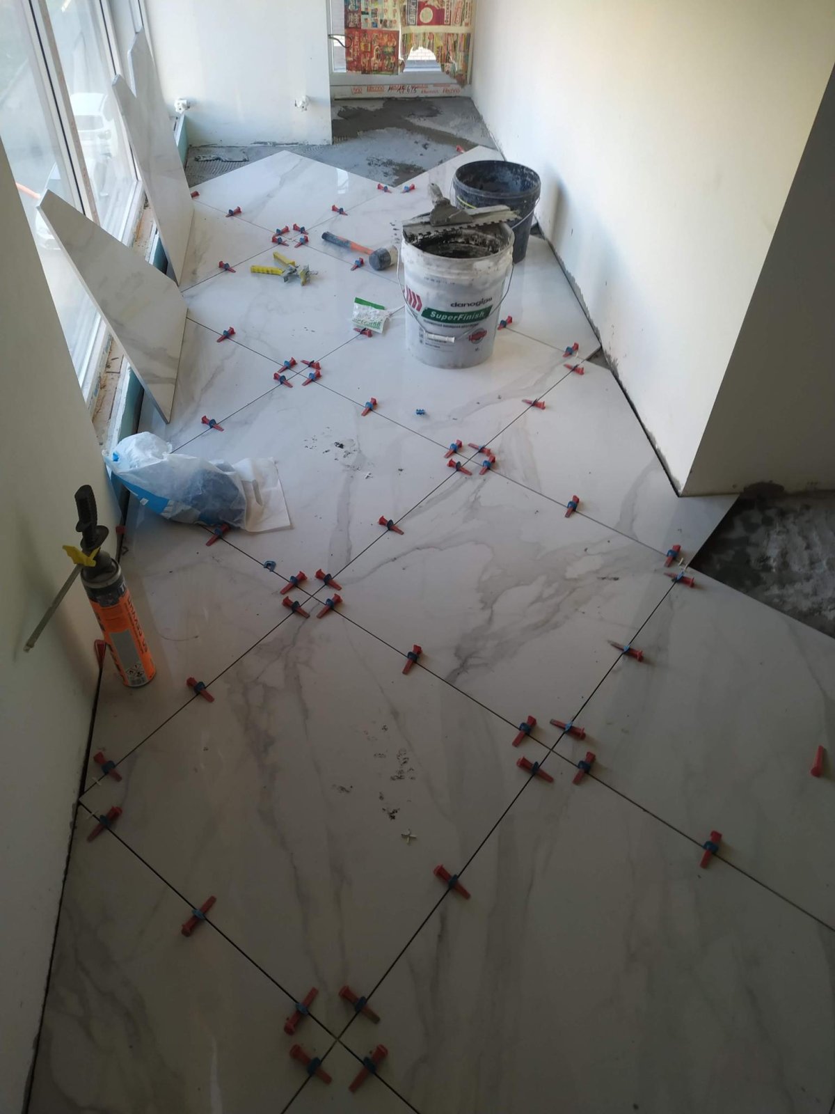 Плитка по диагонали на стене