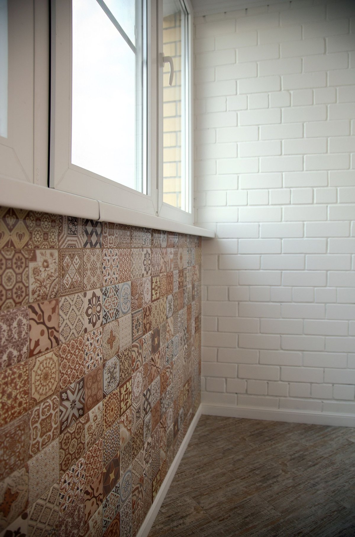 Отделка стен балкона плиткой