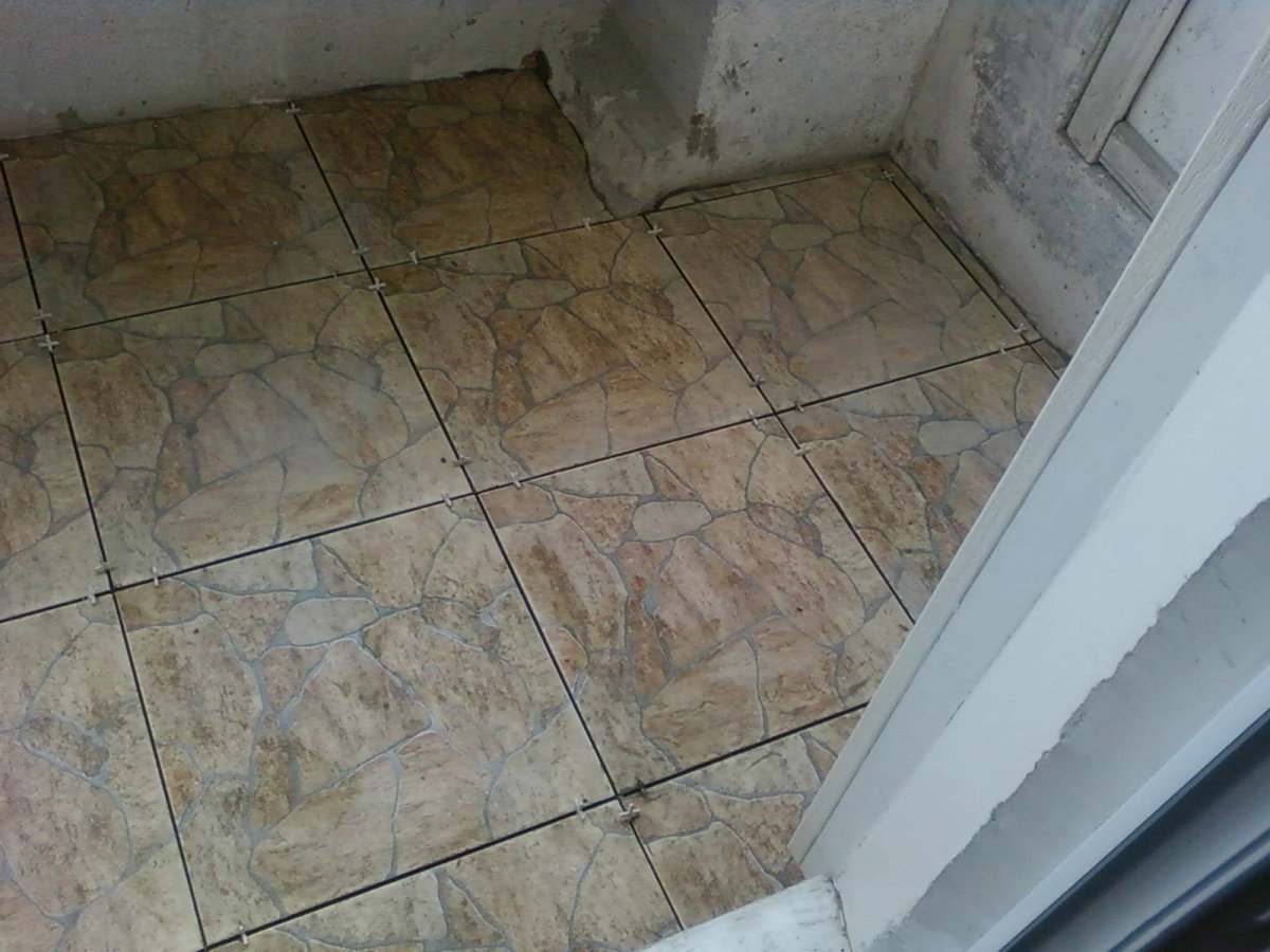 Плитка на балконе на полу