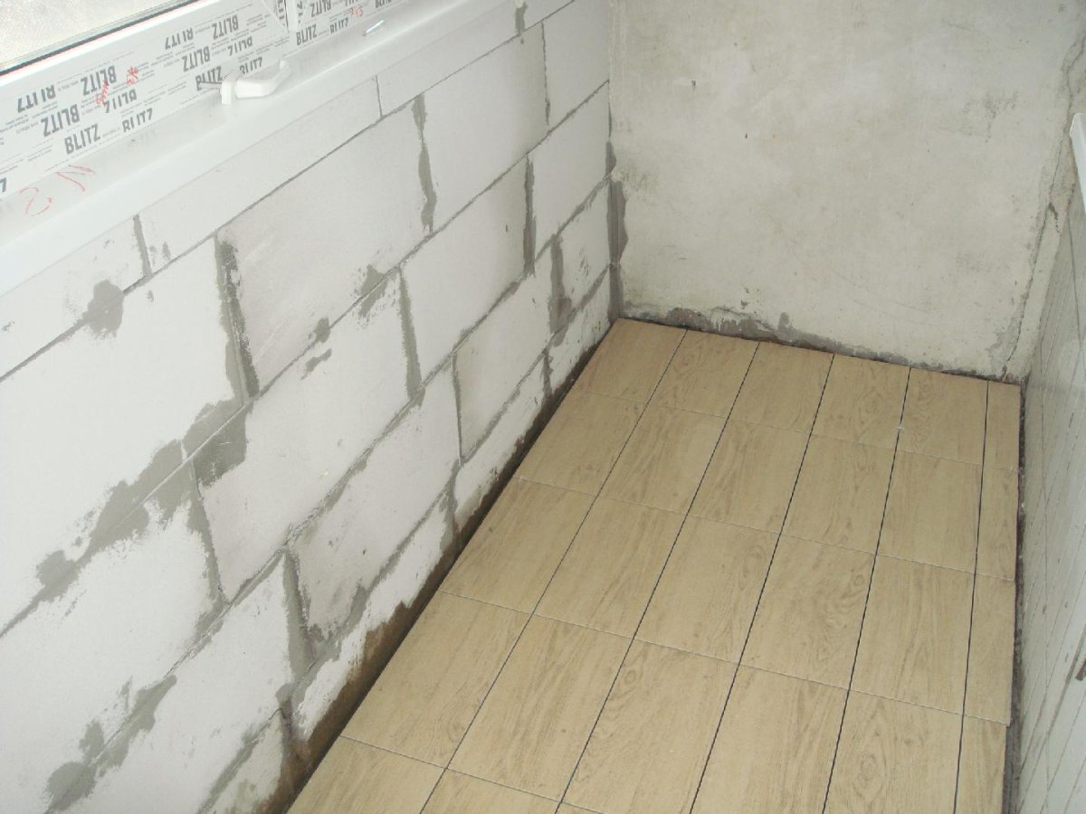 Кладка плитки на лоджии