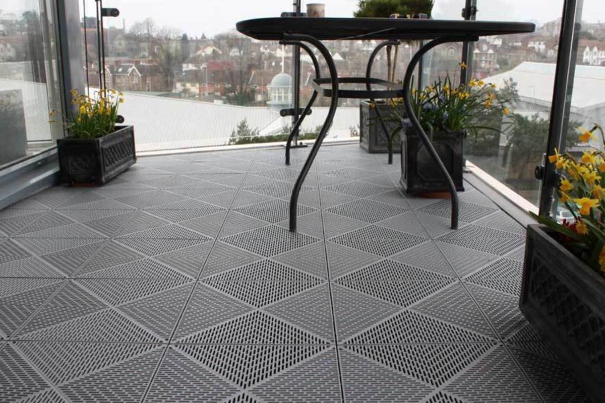 Плитка на балконе на полу