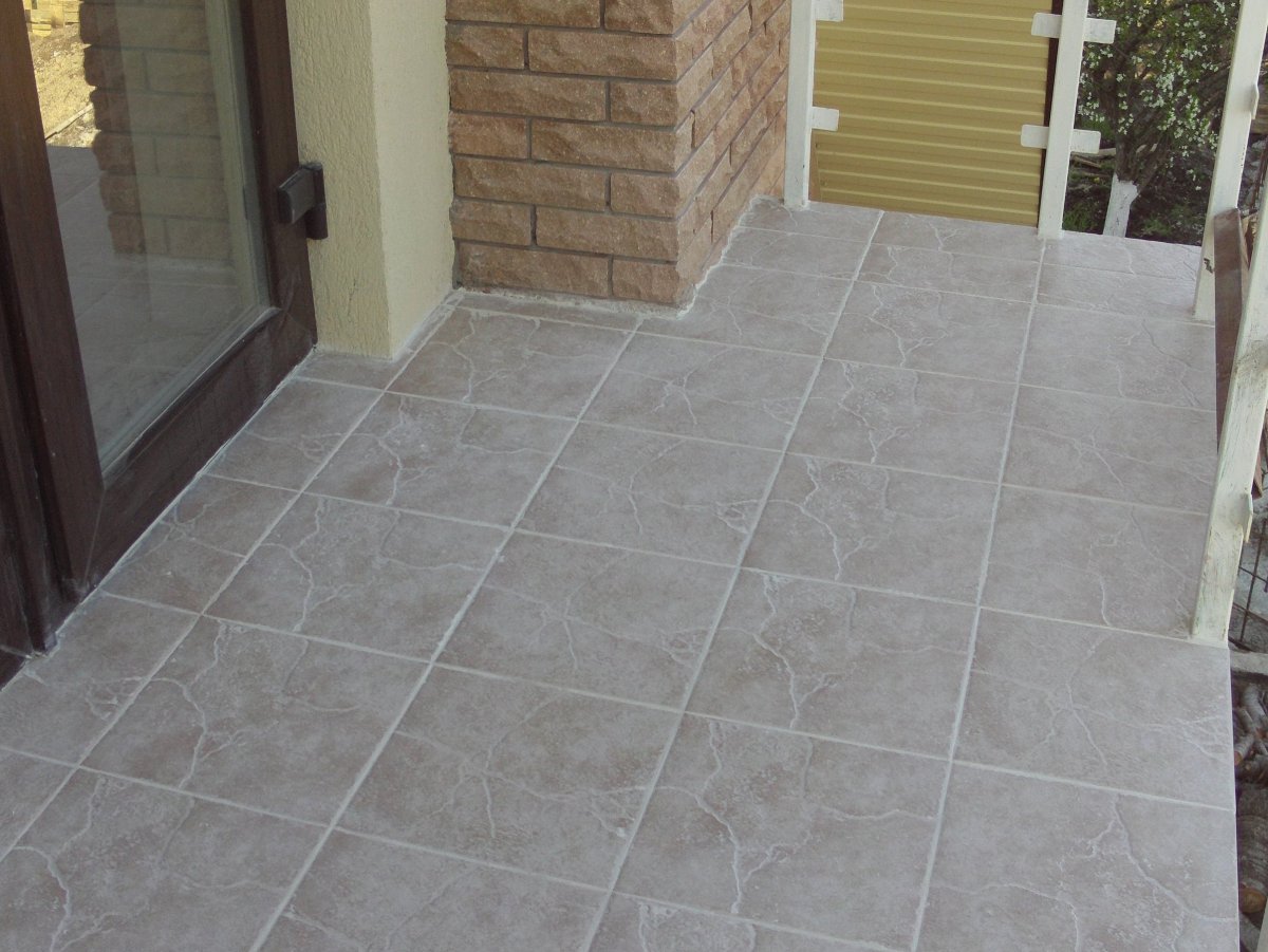 Плитка на балконе на полу