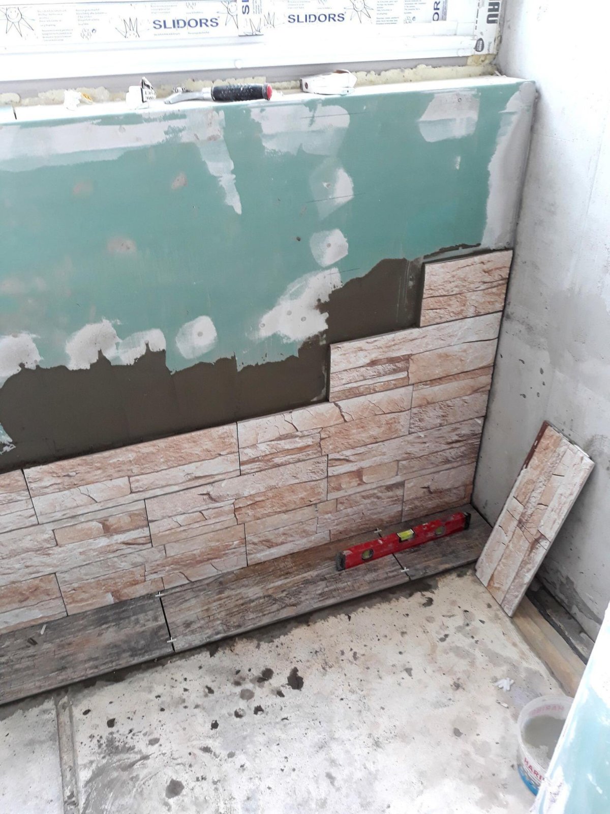 Отделка стен лоджии плиткой