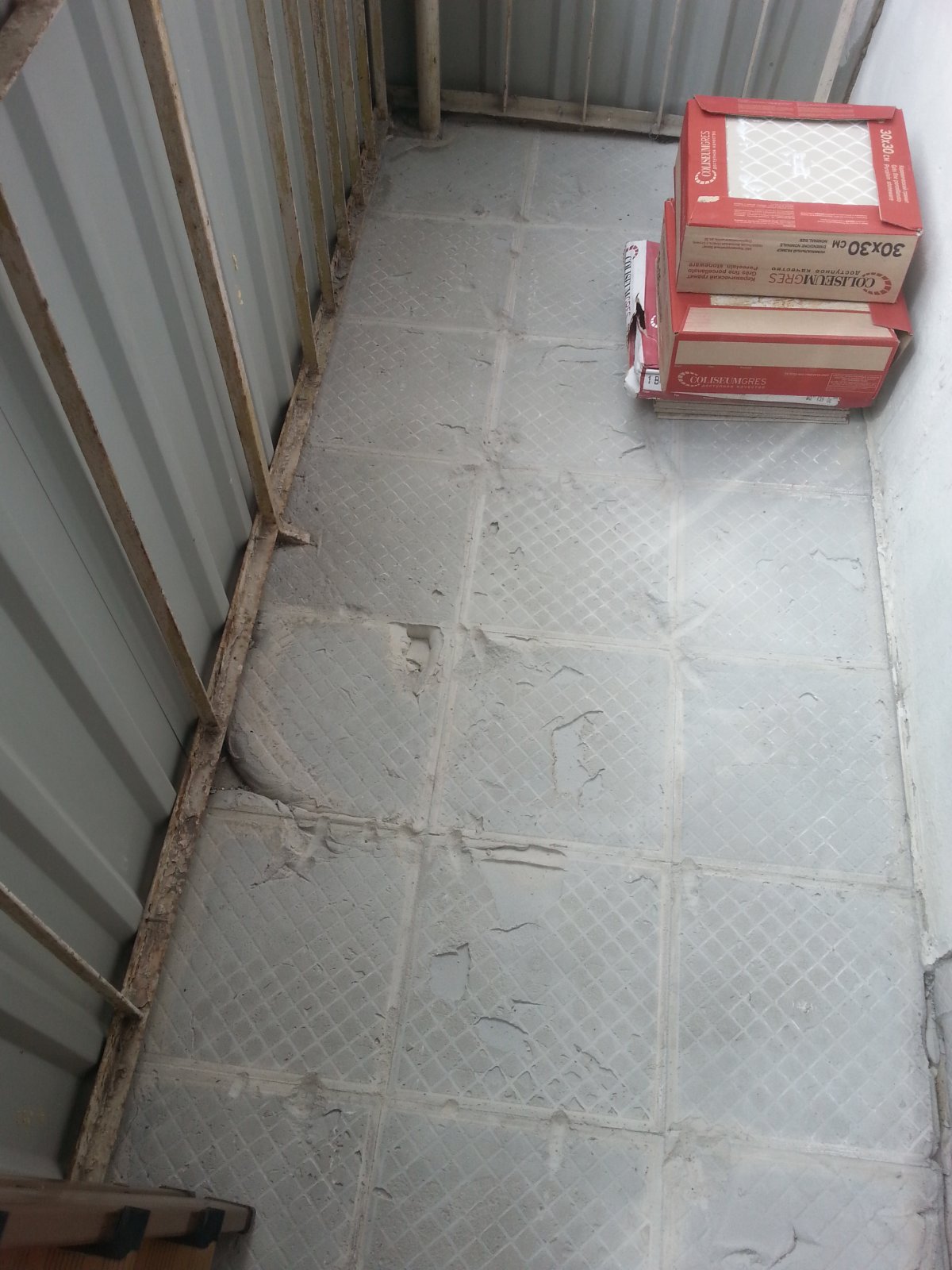 Укладка плитки на балконе