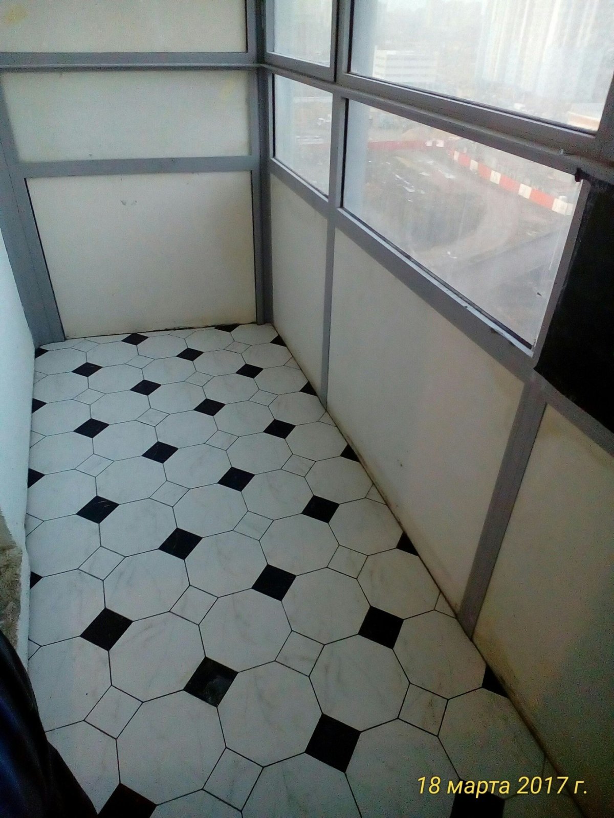 Плитка на балконе на полу