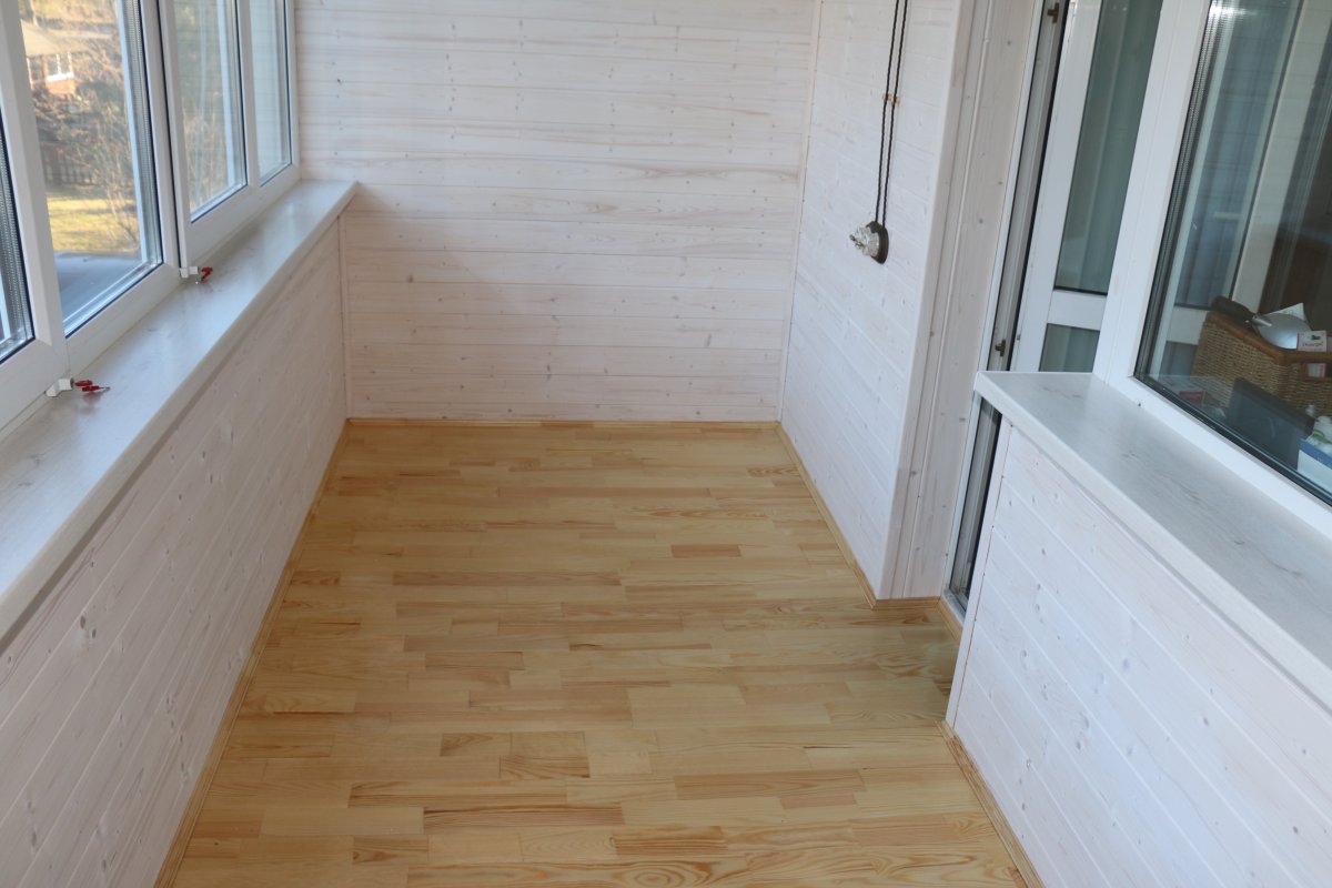 Отделка пола лоджии ламинатом