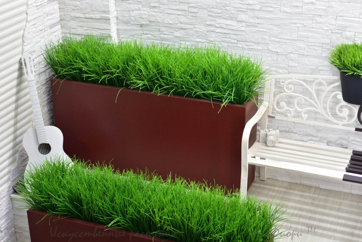 Искусственный газон на стене балкона