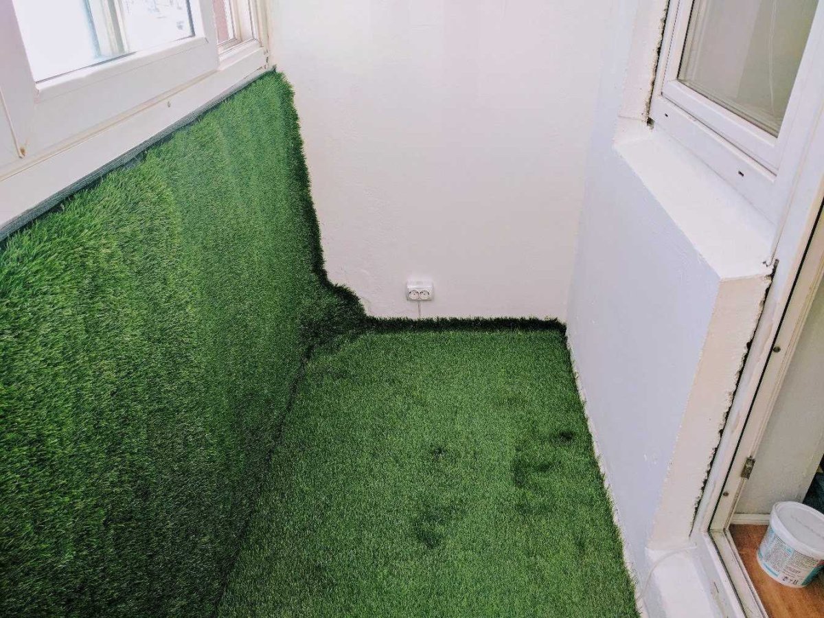 Искусственный газон на балконе
