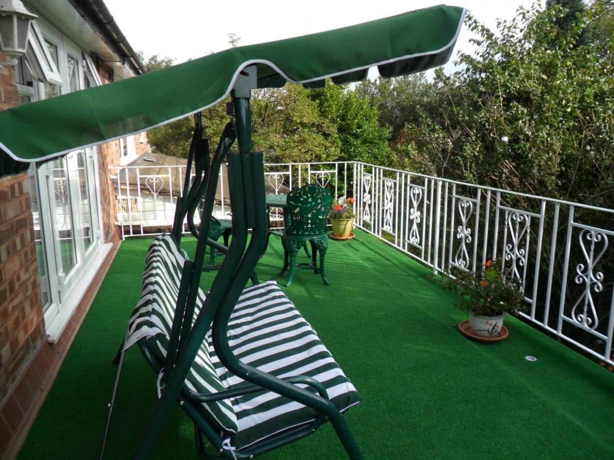 Искусственная трава на террасе