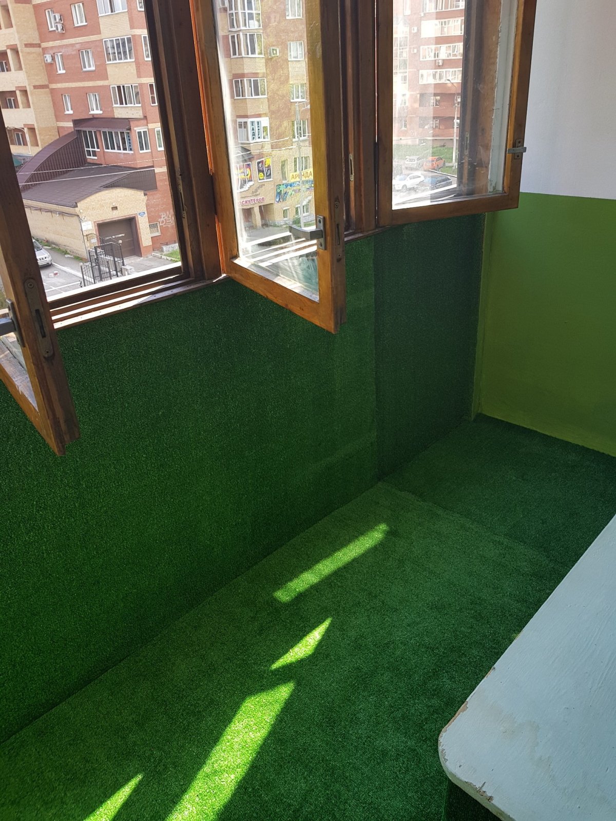 Искусственный газон на балконе