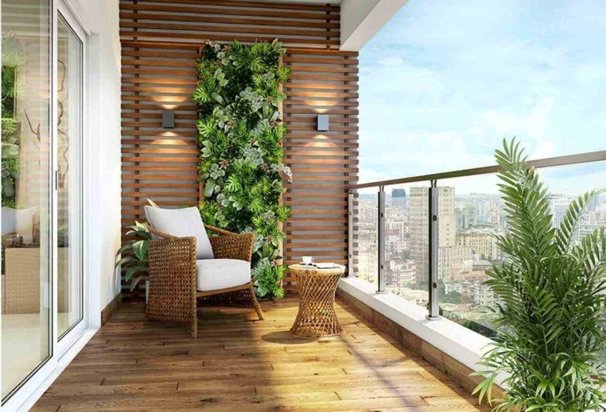 Узкий балкон с газоном искусственным