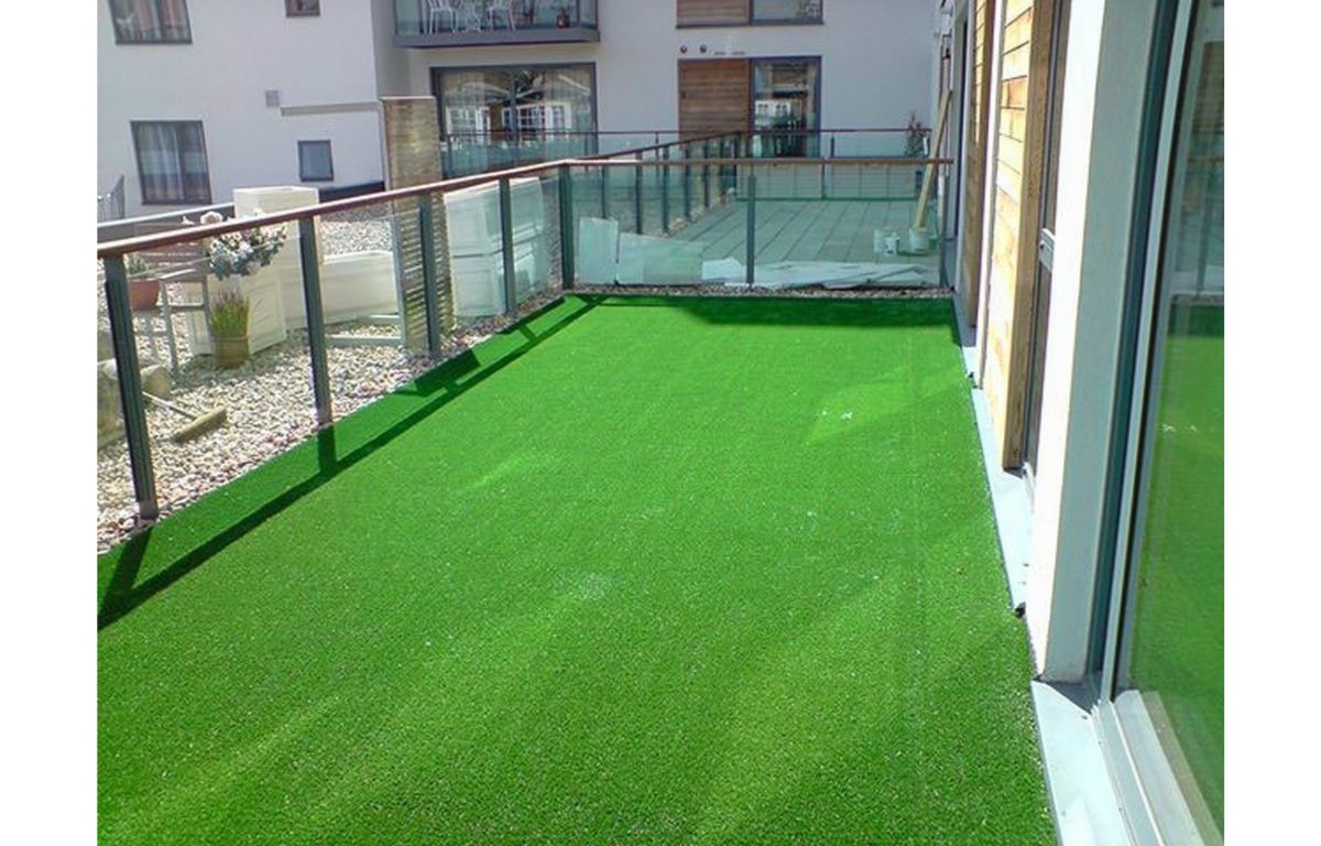 Искусственный газон на балконе
