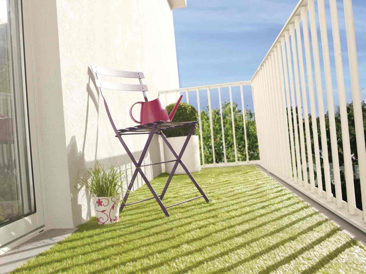 Искусственный газон на террасе