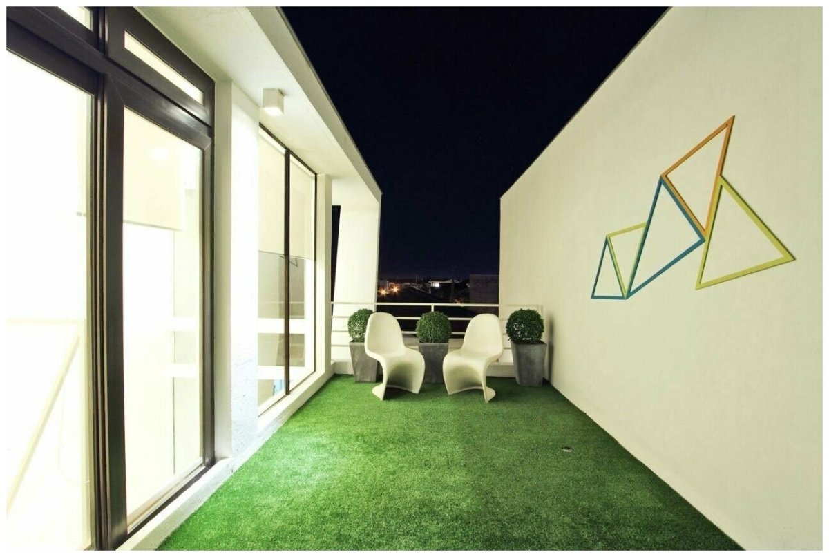 Искусственная трава на стене балкона