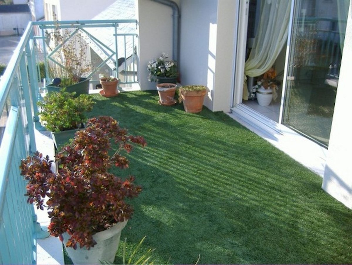 Искусственный газон на лоджии