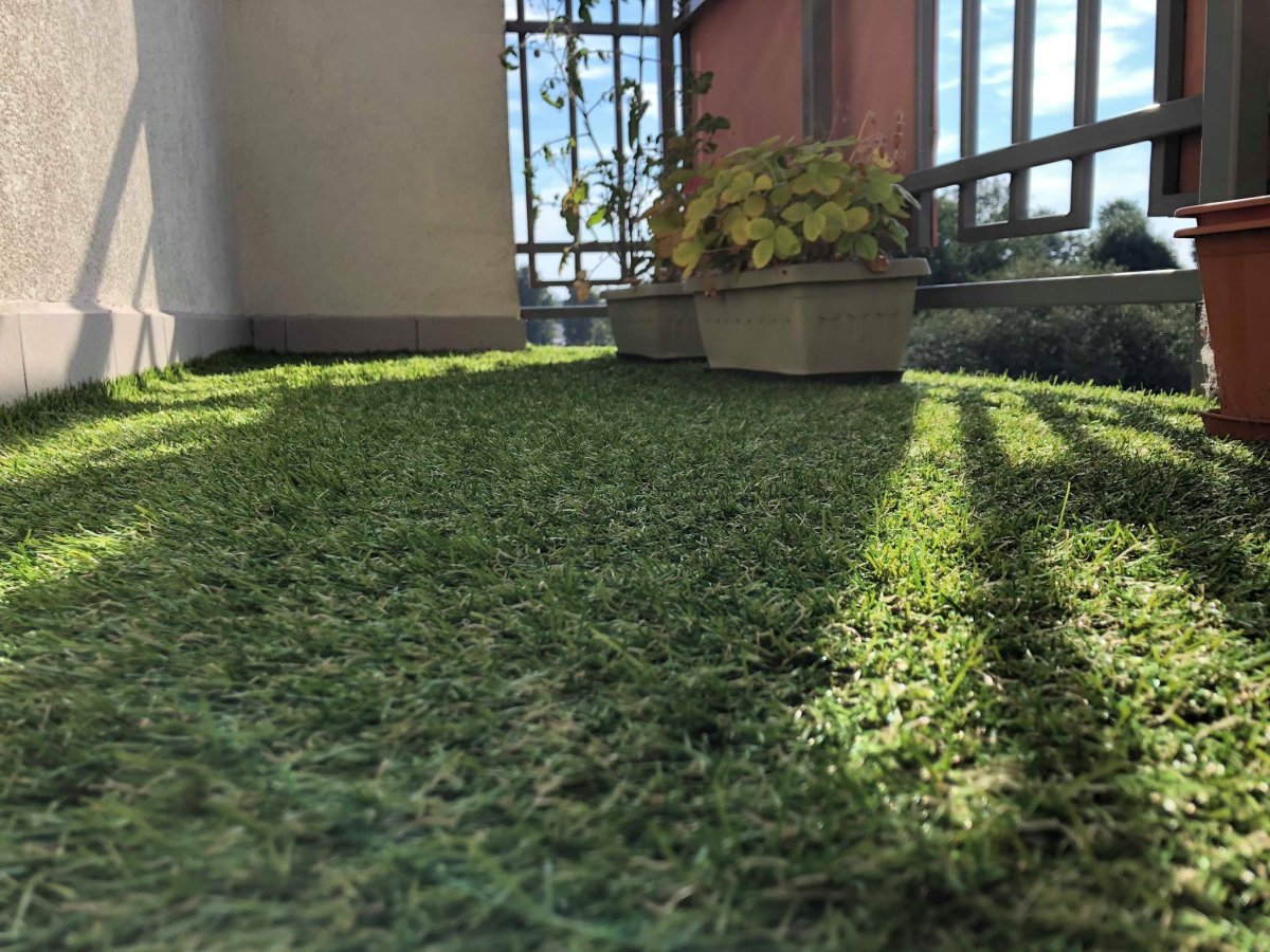 Балкон с искусственной травой на полу